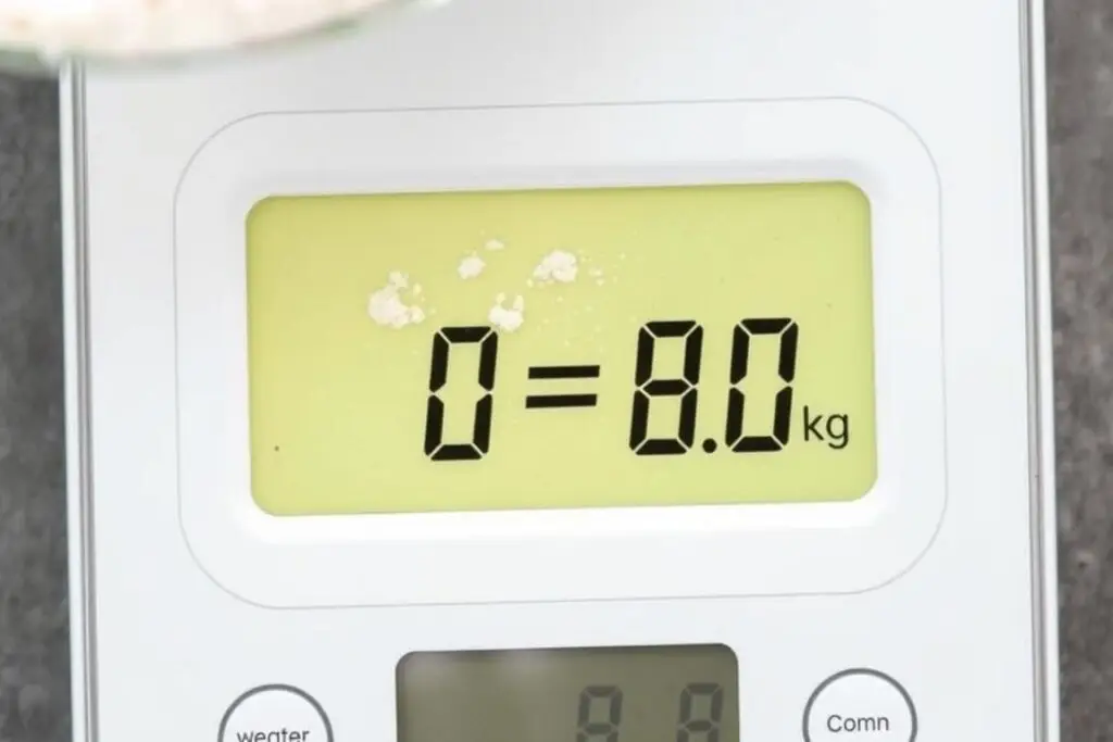 Cyfrowa waga kuchenna pokazująca przeliczanie między kilogramami a gramami