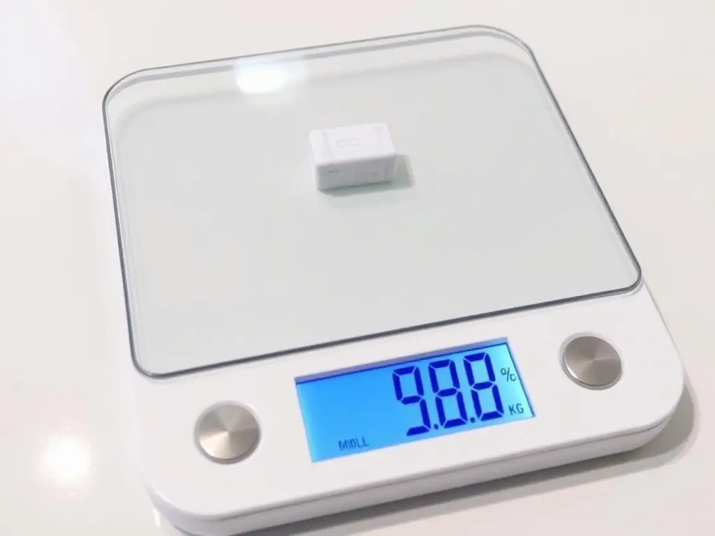 Waga pokazująca konwersję kilogramów na gramy Waga pokazująca konwersję kilogramów na gramy