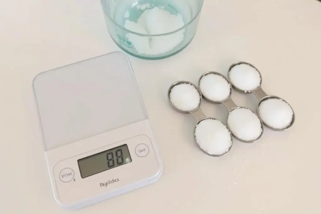 Odmierzanie 80 gramów soli za pomocą łyżek stołowych